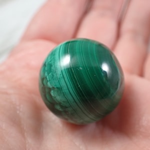 Sfera di cristallo liscia di malachite naturale - Sfera verde scuro lucidata e lucida - Sfera verde scuro a bande da 0,75 pollici - Sfera di malachite #SPHER#1002