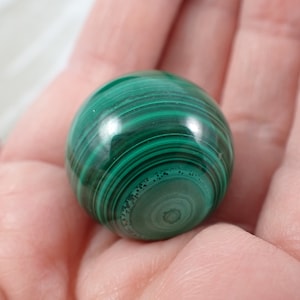 Sfera di cristallo liscia di malachite naturale - Sfera verde scuro lucidata e lucida - Sfera verde scuro a bande da 1 pollice - Sfera di malachite #SPHER#1097