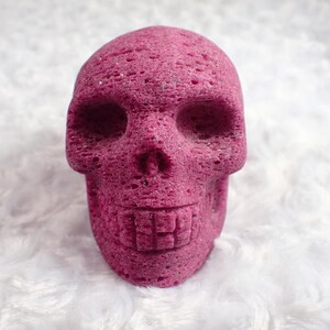Ehrfürchtige große Rubin-Kristallschädel-Schnitzerei - dunkelrosa großer menschlicher Schädel - 3,5-Zoll-Rosa-Honigwaben-Rubin - Kristallschädelschnitzerei #SKULL # 1002
