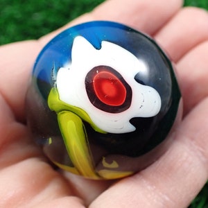 Kleine heldere glazen bloembol - rood wit blauw gele bol - gladde afwerking gelaagd glas heeft een chip - glazen bol 1,5 inch #SPHER #1053