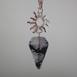 1 pezzo di pendolo a forma di sole in cristallo di ossidiana fiocco di neve - cristallo grigio nero appuntito - sole in metallo argentato - pendolo a catena in argento da 9,5 pollici #PNDLM#1005