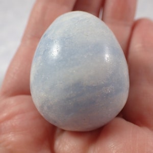 Kleines natürliches blaues Calcit Kristallei - glatt poliertes Ei - 1,5 Zoll hellblaues Kristallei - keine Chips oder Risse blauer Calcit #EGGS #1032