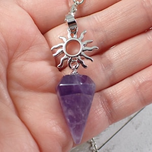1 pezzo di pendolo a forma di sole in cristallo di ametista - cristallo di ametista sfaccettato e appuntito - sole in metallo argentato - pendolo a catena in argento da 9,5 pollici #PNDLM#1004