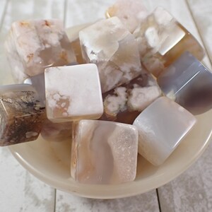 2 pezzi di cubi di cristallo di agata naturale a forma di fiore - cubi grandi lisci - cubi di cristallo rosa grigio bianco arancione da 0,75-1,25 pollici #CUBES#1005