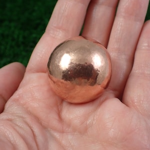 1 Stück Helle Kupferrunde Kugel - Glänzende polierte runde Kupferkugel - 30 mm 1,25 Zoll schwer - leicht strukturierte Kupferkugel #SPHER #1016