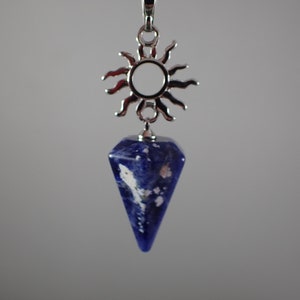 1 pezzo di pendolo in cristallo di sodalite a forma di sole - cristallo di sodalite blu sfaccettato e appuntito - sole in metallo argentato - pendolo con catena in argento da 9,5 pollici #PNDLM#1002