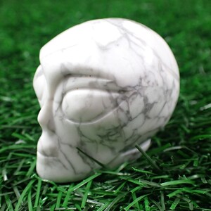 Heller weißer Howlith Kristall Alien Schädel - glatt polierte Schnitzerei - weiß grauer Venen Kristall - 5 cm Howlith Alien Schädel schnitzerei SKULL # 1034
