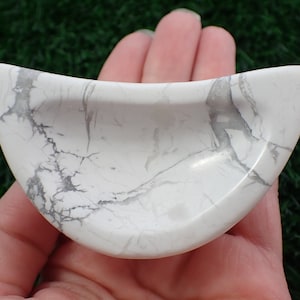 1 Piece Small Crystal Moon Shaped Bowl - Howlite Crescent Moon - White Gray Mini Bowl - 3.25 Inches Small Moon Bowl - Howlite #BOWLS#1079