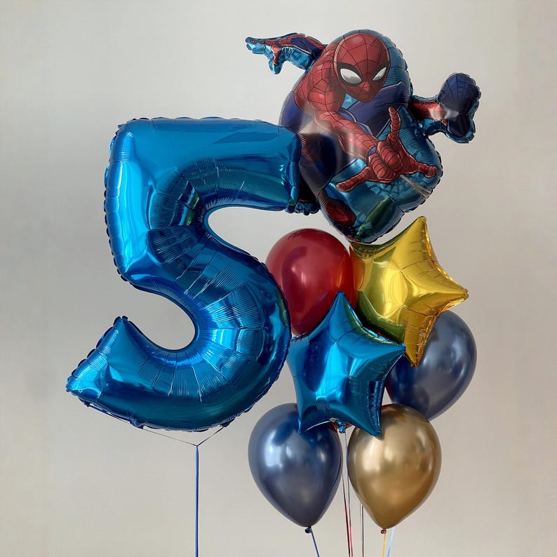 Puede incluir: Un globo azul con el n&uacute;mero 5, un globo de Spider-Man rojo y azul, y una variedad de globos de estrellas azules, dorados y rojos.