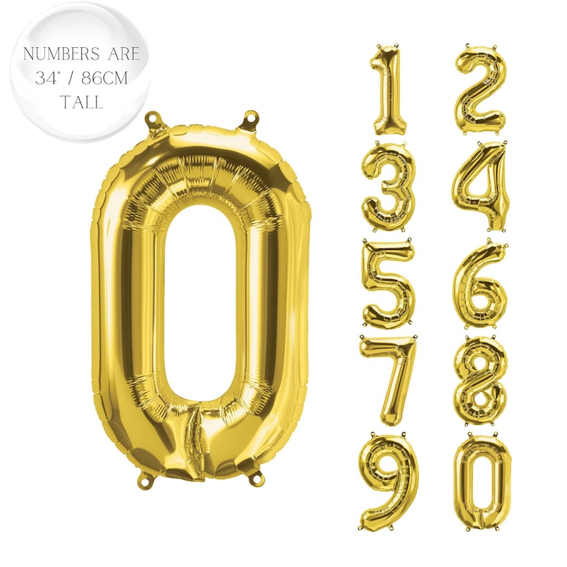 Op de afbeelding: Gouden folie ballonnen met de nummers 0 tot en met 9, elk ongeveer 86 cm hoog. De nummers zijn opgeblazen en klaar voor een feestje of viering.