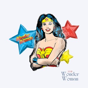 Puede incluir: Un globo de aluminio de Wonder Woman con una ilustraci&oacute;n estilo c&oacute;mic del personaje con cabello oscuro, una tiara dorada y un corpi&ntilde;o rojo y amarillo. El globo incluye una estrella azul con el texto Wonder Woman, una estrella roja y una estrella amarilla.