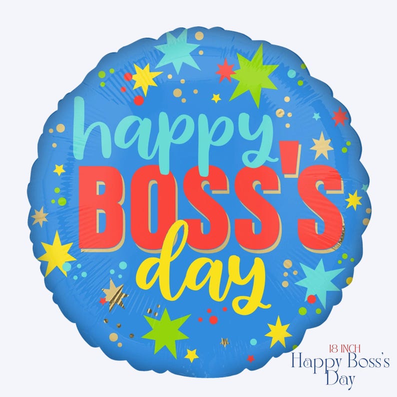 Puede incluir: Un globo redondo de aluminio azul de 46 cm de di&aacute;metro. El globo presenta el texto "happy BOSS'S day" en una mezcla de fuentes de color azul claro, rojo y amarillo. El dise&ntilde;o est&aacute; decorado con varias estrellas coloridas y puntos.
