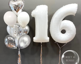 Könnte beinhalten: Ein weißer und silberner Ballon-Bouquet mit einem herzförmigen Ballon, zwei großen weißen Zahlenballons, die die Zahl 16 bilden, und einem durchsichtigen Ballon mit dem Text "Sweet 16 Bundle".