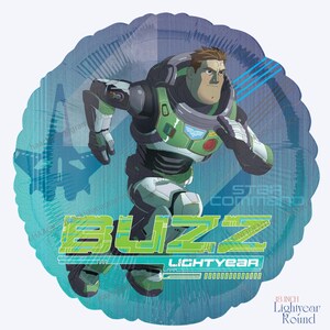 K&ouml;nnte beinhalten: Runder Folienballon mit einem Durchmesser von ca. 46 cm, der Buzz Lightyear in einer Laufpose zeigt. Das Design beinhaltet den Text "BUZZ LIGHTYEAR" in Gr&uuml;n und Wei&szlig; vor einem blau-t&uuml;rkisfarbenen Hintergrund mit Weltraumthema.