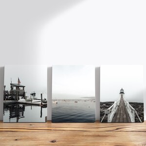 Stampe su tela Faro Barca a vela Bacino di pesca costiera nel Maine Stampa artistica con cornice Fotografia di Domenica Rossi Set di 3