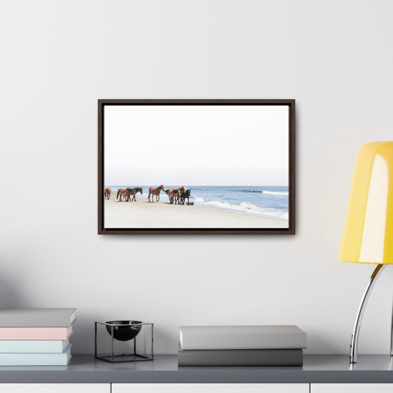 Dzikie konie z plaży Corolla – panoramiczny wydruk na płótnie – Outer Banks Photography 18″ x 12″