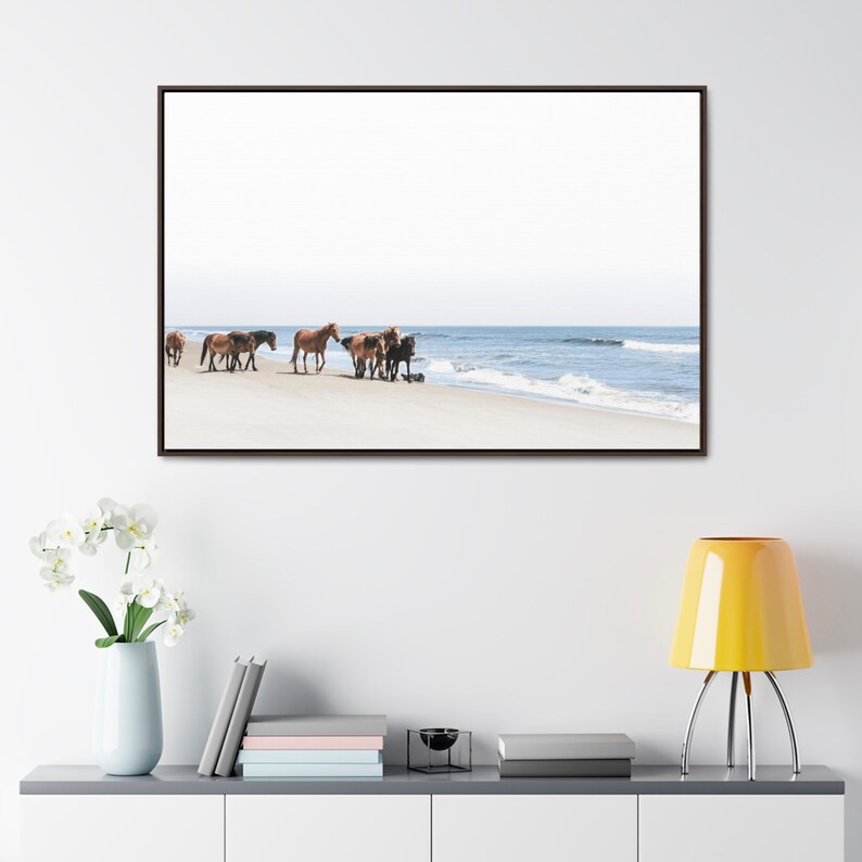 Dzikie konie z plaży Corolla – panoramiczny wydruk na płótnie – Outer Banks Photography 48″ x 32″