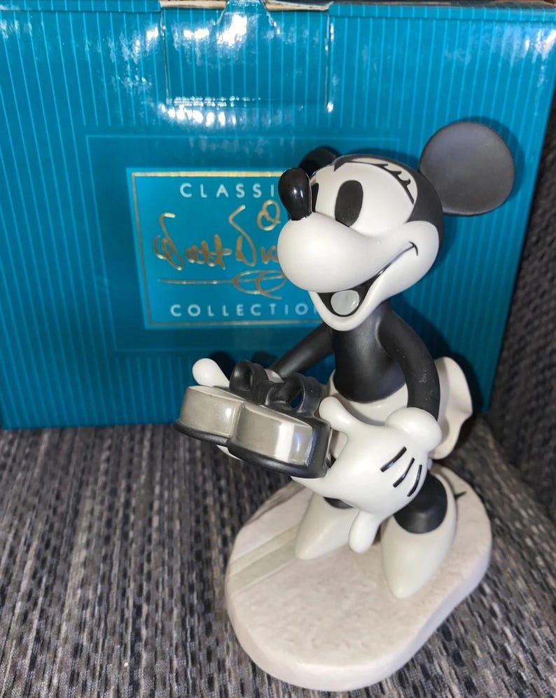 Figura de Minnie Mouse Puppy Love Oh It's Swell de la colección Walt Disney Classics imagen 1