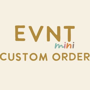 Op de afbeelding: Crèmekleurige achtergrond met de woorden "EVNT mini CUSTOM ORDER". De tekst "EVNT" is in mosterdgeel, "mini" is in teal, roze en paars en "CUSTOM ORDER" is in mosterdgeel.
