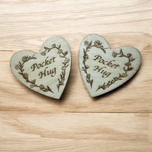 2x Personalisierte Taschenumarmung aus Holz gravierte Herzform mit handgezeichneter floraler Herzform Grafik - 2x zum Preis von 1x Sonderangebot!