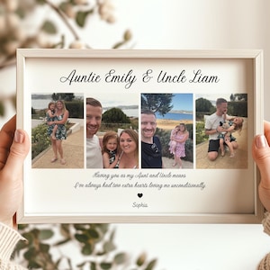 以下が含まれることがあります： 「Auntie Emily & Uncle Liam」の文字が入った額縁写真のコラージュ。コラージュには、複数の人々の写真が含まれています。下のテキストは「Having you as my Aunt and Uncle means I've always had two extra hearts loving me unconditionally.」と書かれています。