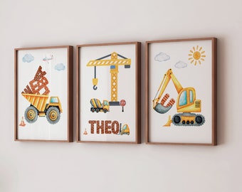 Puede incluir: Tres ilustraciones de acuarela de vehículos de construcción, incluyendo un camión volquete, una grúa y una excavadora. Las ilustraciones están enmarcadas en madera y presentan el nombre "THEO" en letras de ladrillo.