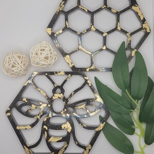 Set med underlägg med bi och honungskaka i svart med guldfolie | Perfekt present till par | Inflyttningspresent | Elegant och funktionell present