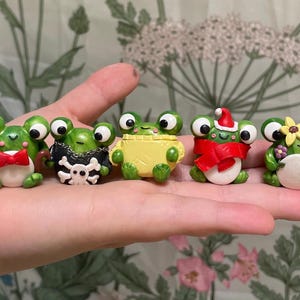 Small frog figures - froggy friends - customizable frog - hand sculpted