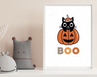 Op de afbeelding: Een zwarte kat met een pompoenhoed zit in een uitgeholde oranje pompoen met een glimlachend gezicht. De tekst "BOO" staat onder de pompoen in oranje en bruine letters.