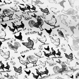Può includere: Tessuto bianco con un motivo ripetuto di galline, galli e pulcini neri e grigi. Le illustrazioni variano per dimensioni e stile, creando un design vintage di ispirazione rurale. Il tessuto è piegato, mostrando il motivo sul davanti e una versione sbiadita sul retro.
