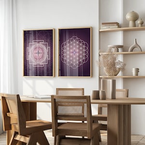 Pu&ograve; includere: Due stampe incorniciate di disegni geometrici in tonalit&agrave; di viola e bianco, appese a una parete bianca sopra un tavolo da pranzo in legno con quattro sedie. Le stampe sono su uno sfondo di parete bianca e una tenda bianca trasparente.