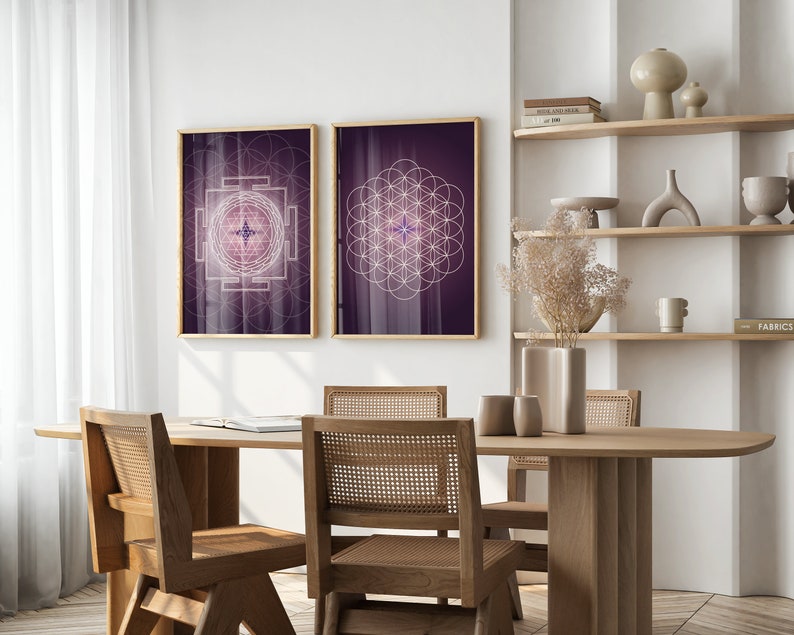 Pu&ograve; includere: Due stampe incorniciate di disegni geometrici in tonalit&agrave; di viola e bianco, appese a una parete bianca sopra un tavolo da pranzo in legno con quattro sedie. Le stampe sono su uno sfondo di parete bianca e una tenda bianca trasparente.