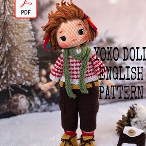 Może przedstawiać: Wzór na szydełkową lalkę w formacie PDF. Lalka ma na sobie czerwoną i białą kratkowaną koszulę, brązowe spodnie, zielony szalik i brązowe buty. Lalka ma brązowe włosy i czerwono-zielony kapelusz. Wzór na szydełkową lalkę w formacie PDF. Tekst "YOKO DOLL ENGLISH PATTERN" jest widoczny na obrazku.