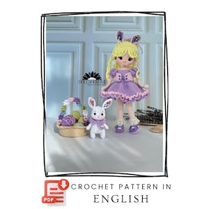 Puede incluir: Una muñeca de ganchillo con cabello rubio y un vestido morado, orejas de conejo y zapatos a juego está junto a un pequeño conejo blanco y una cesta de huevos coloridos. El texto "CROCHET PATTERN IN ENGLISH" está en la parte inferior.