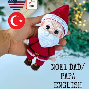 Może przedstawiać: Wzór na szydełku na lalkę Świętego Mikołaja. Wzór jest dostępny w języku angielskim i zawiera instrukcje dotyczące tworzenia głowy, ciała i ubrań lalki. Wzór jest dostępny do pobrania w formacie PDF.