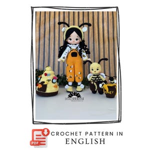 Könnte beinhalten: Eine Sammlung handgefertigter Häkelartikel, darunter eine Puppe in Bienen-Latzhosen, ein Bienenkorb und zwei Bienenfiguren. Die Puppe hat ein Bienenantennen-Stirnband. Der Text "CROCHET PATTERN IN ENGLISH" ist sichtbar.