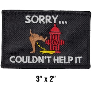 Puede incluir: Parche rectangular negro con el texto "SORRY... COULDN'T HELP IT" en blanco. El parche presenta un perro marrón orinando sobre una boca de incendios roja. El parche mide 7,6 cm por 5,1 cm.