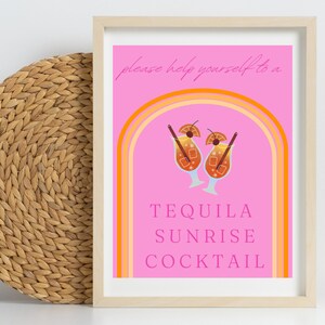 Op de afbeelding: Een roze printbaar bord met een oranje en gele regenboog boog boven twee tequila sunrise cocktails. De tekst luidt "please help yourself to a tequila sunrise cocktail."