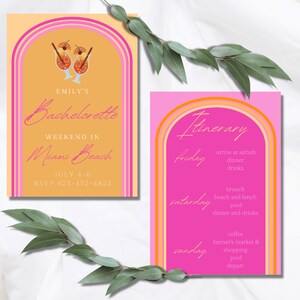 Peut inclure: Une invitation de f&ecirc;te de bachelorette rose et orange avec un design d'arche arc-en-ciel. L'invitation comprend le texte "Emily's Bachelorette Weekend in Miami Beach July 4-6 RSVP 625-472-4823" et un graphique de deux cocktails. La deuxi&egrave;me carte montre un itin&eacute;raire rose et orange avec le texte "Itinerary Friday Arrive at Airbnb Dinner Drinks Saturday Brunch Beach and Lunch Pool Dinner and Drinks Sunday Coffee Farmer's Market & Shopping Pool Depart".