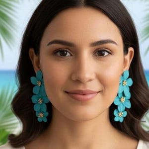 Kolczyki z niebieskim kwiatem hibiskusa, ręcznie malowane kolczyki z tropikalnymi kwiatami, biżuteria na lato, prezent w stylu hawajskim dla niej