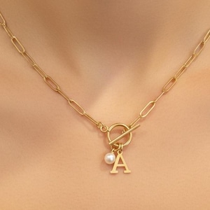 Collar con inicial y piedra natal: Cadena de clip dorada, joyería personalizada, joyería con monograma