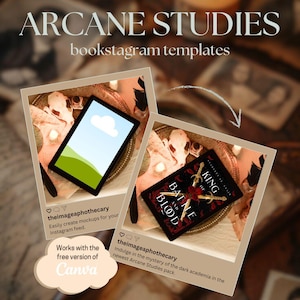 Op de afbeelding: Een Bookstagram-template-mockup met een tablet met een groene en blauwe landschapsscène en een boek met de titel "King of the Banne Blood". De mockup is geplaatst op een donker houten oppervlak met kaarsen en andere decoratieve elementen.