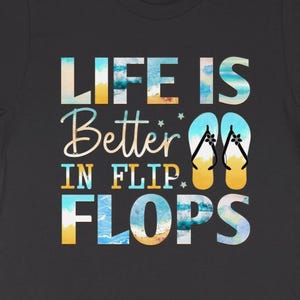 Sommer Strand T-Shirt, Das Leben ist besser im Flip Flops Shirt, Urlaub Grafik T-Shirt, Strand Liebhaber Geschenk, Lässiges Sommer Top, Tropischer Urlaub Shirt