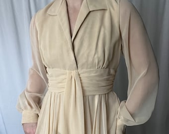 Vestido largo fluido vintage color crema de los años 70