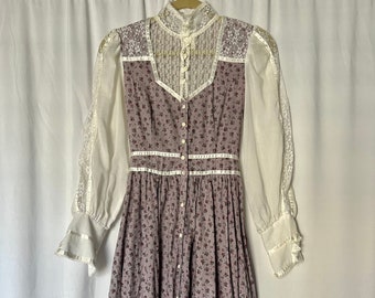 vintage Gunne Sax par Jessica San Francisco (étiquette d'origine coupée) robe prairie à fleurs violette avec manches style paysanne