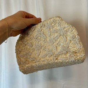 Cartera vintage con cuentas marfil