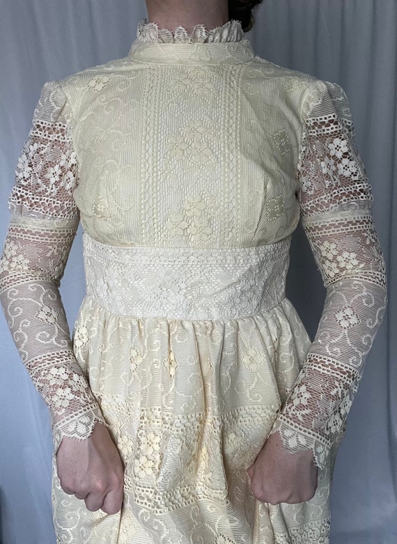 Vintage Off-White Lace Bridal Dress