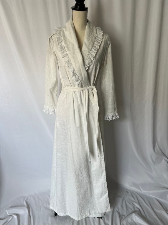Golden Eyes White Robe main image 0