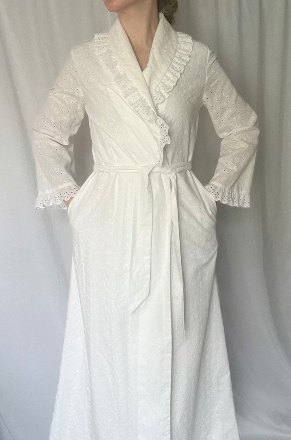 Vintage David Brown White Eyelet Robe - Gem