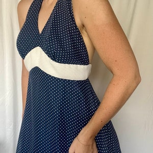 Marineblaues Neckholderkleid mit weißen Punkten